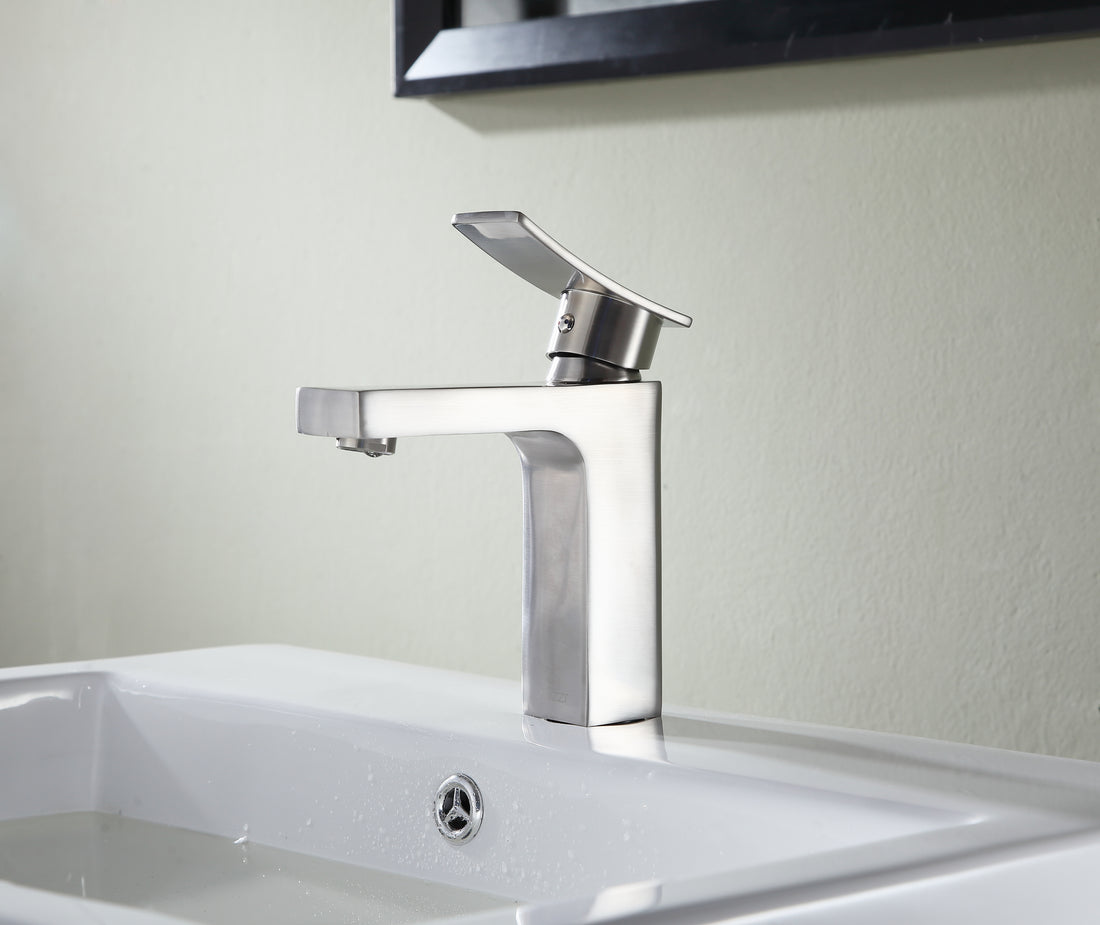 Promenade Single Hole Single Handle Bathroom Faucet in Brushed Nickel