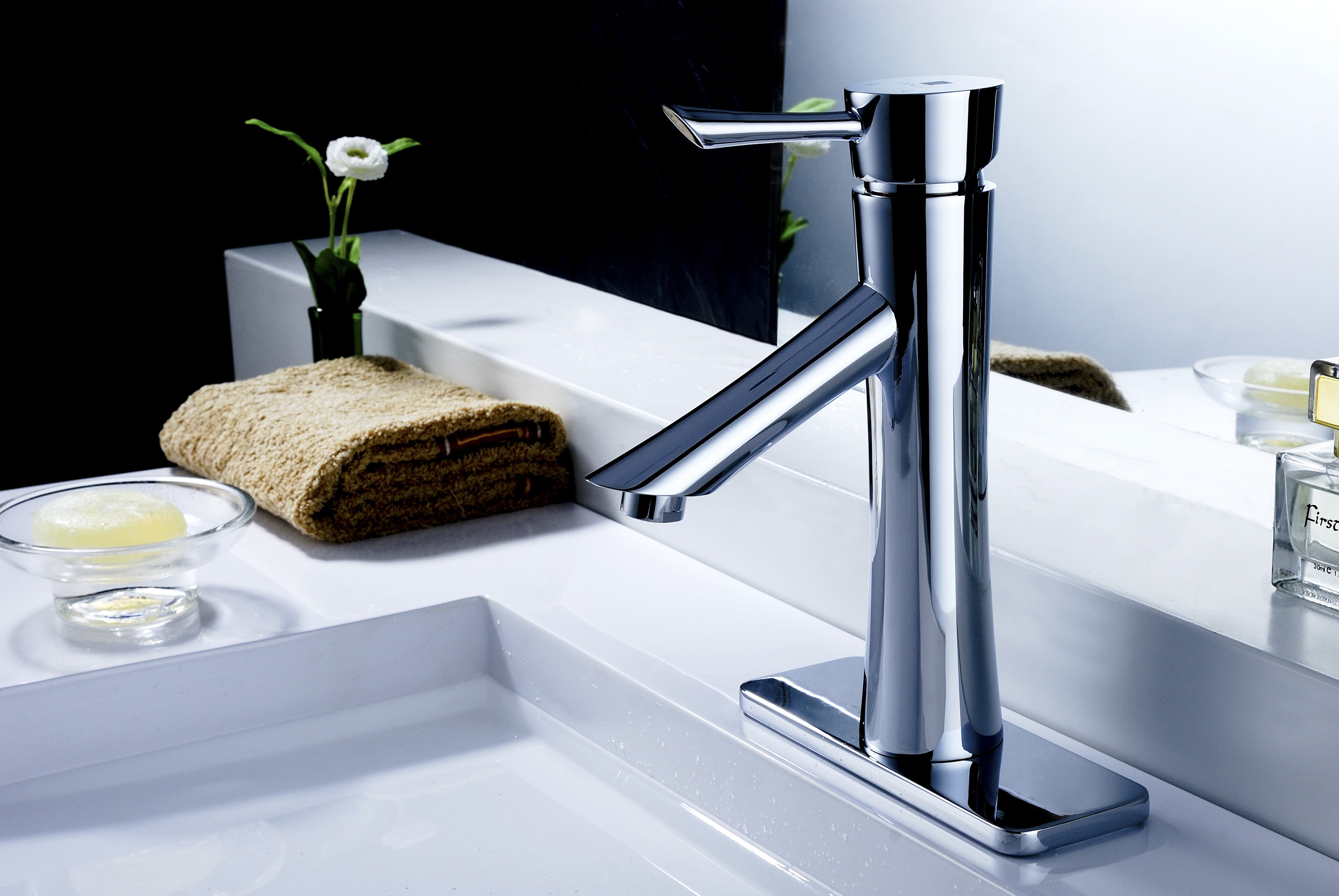 Saga Series Single Hole Single-Handle Low-Arc Bathroom Faucet in Polished Chrome