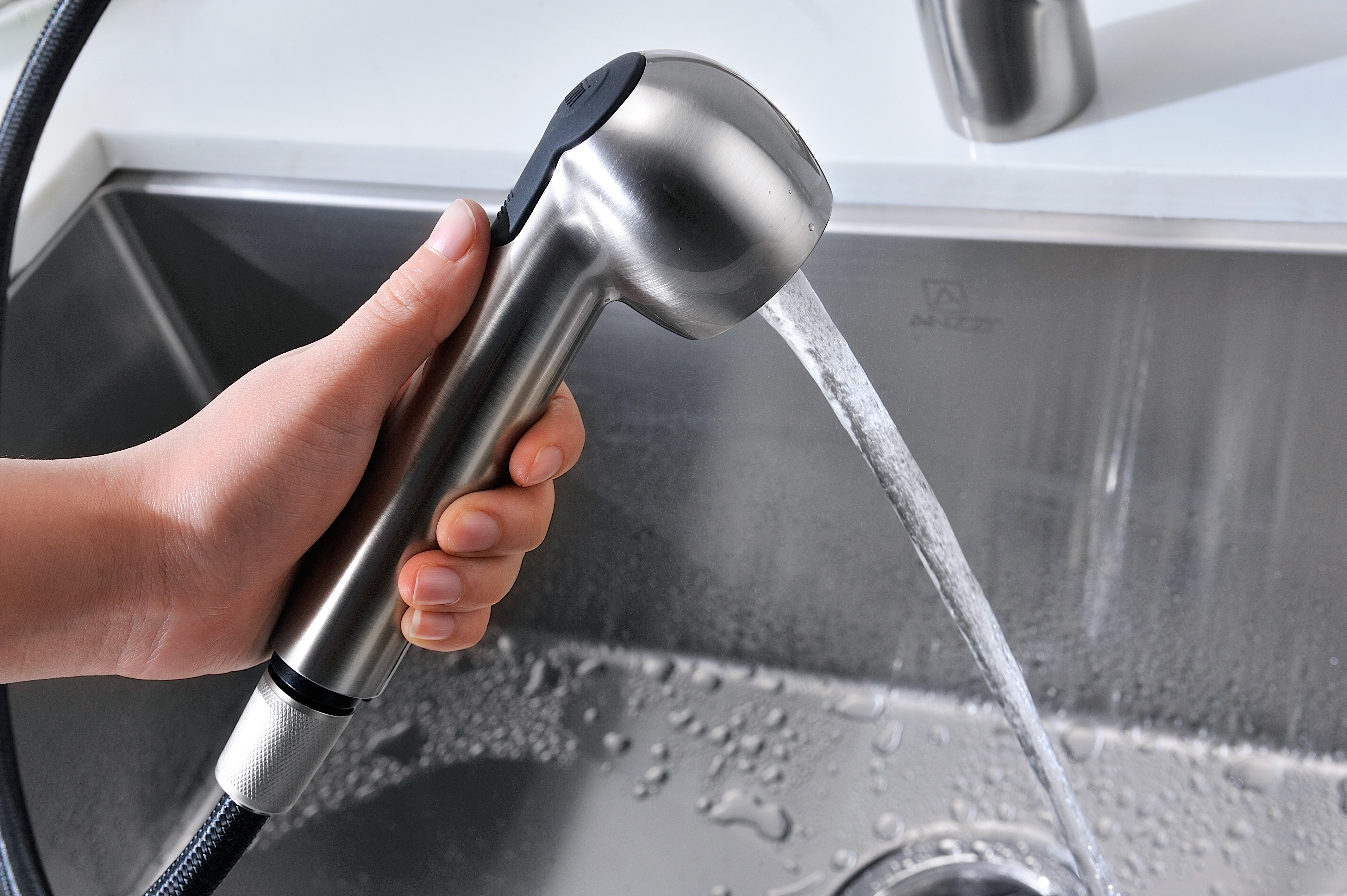 Harbour Single-Handle Pull-Out Sprayer Kitchen Faucet in Brushed Nickel